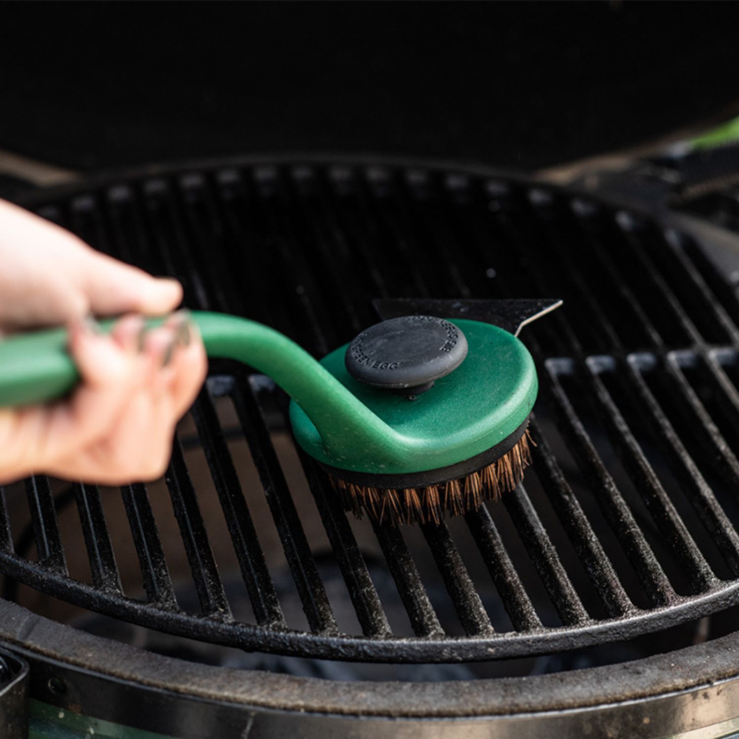 Pflege des Big Green Egg-Grills mit der SpeediClean Grillbürste