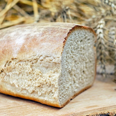 Frisches Bauernbrot auf einem Schneidbrett