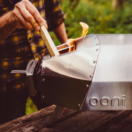 Brennstoffklappe auf der Rückseite des Pizzaofens Karu 12 von Ooni