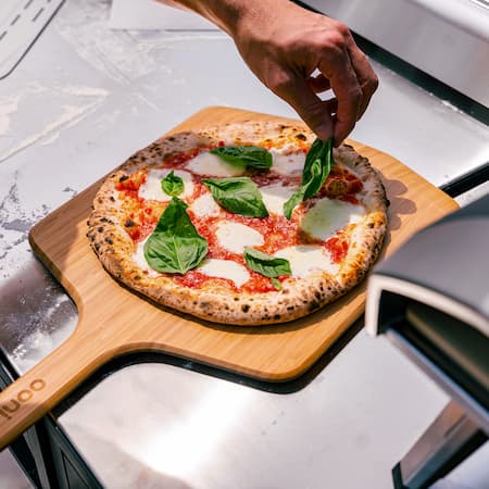 Ooni: Pizzaschieber und Brett aus Bambus 12