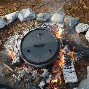 Camp Chef Deluxe Dutch Oven 12