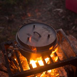 Camp Chef Deluxe Dutch Oven 14
