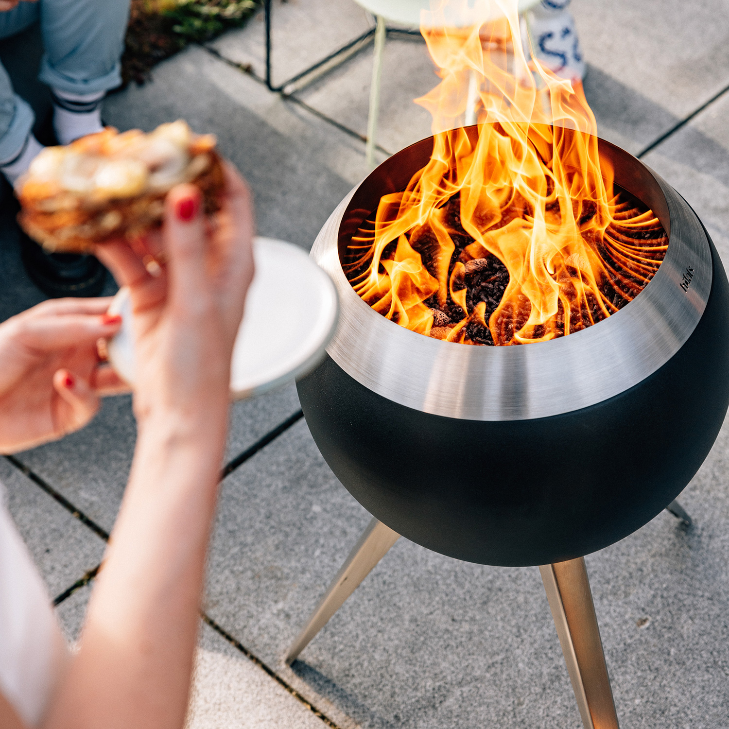 höfats MOON 45 Feuerschale mit hohem Fuß höfats MOON 45 Feuerschale mit hohem Fuß