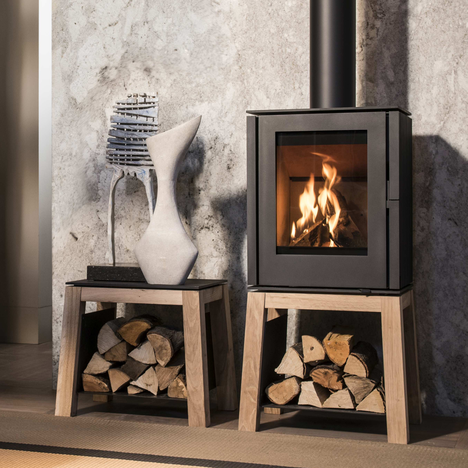Schmitzker Cuby Kaminofen mit Holzsockel Schmitzker Cuby Kaminofen mit Holzsockel