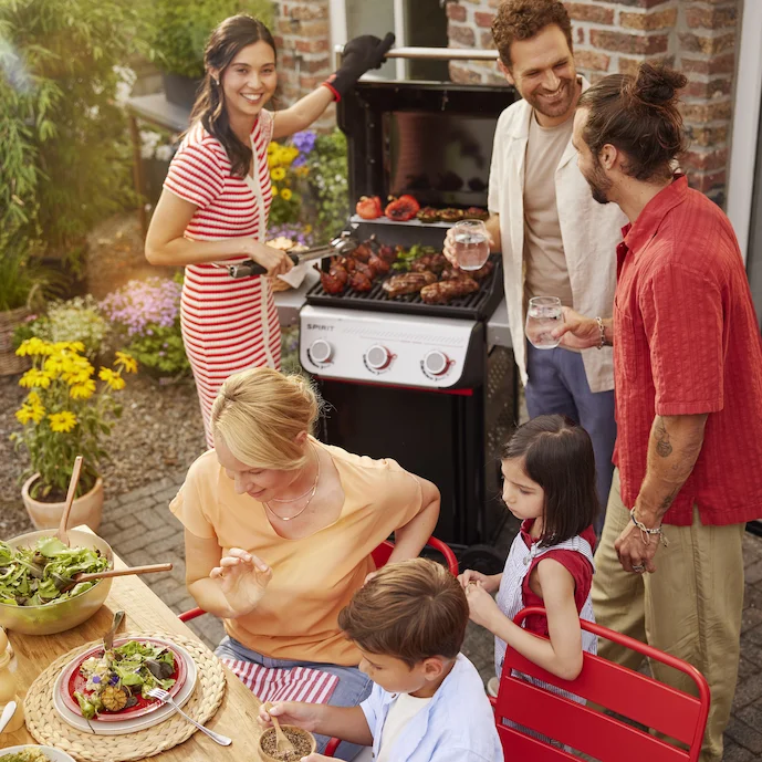 familien-beim-grillen-mit-einem-weber-spirit-gasgrill