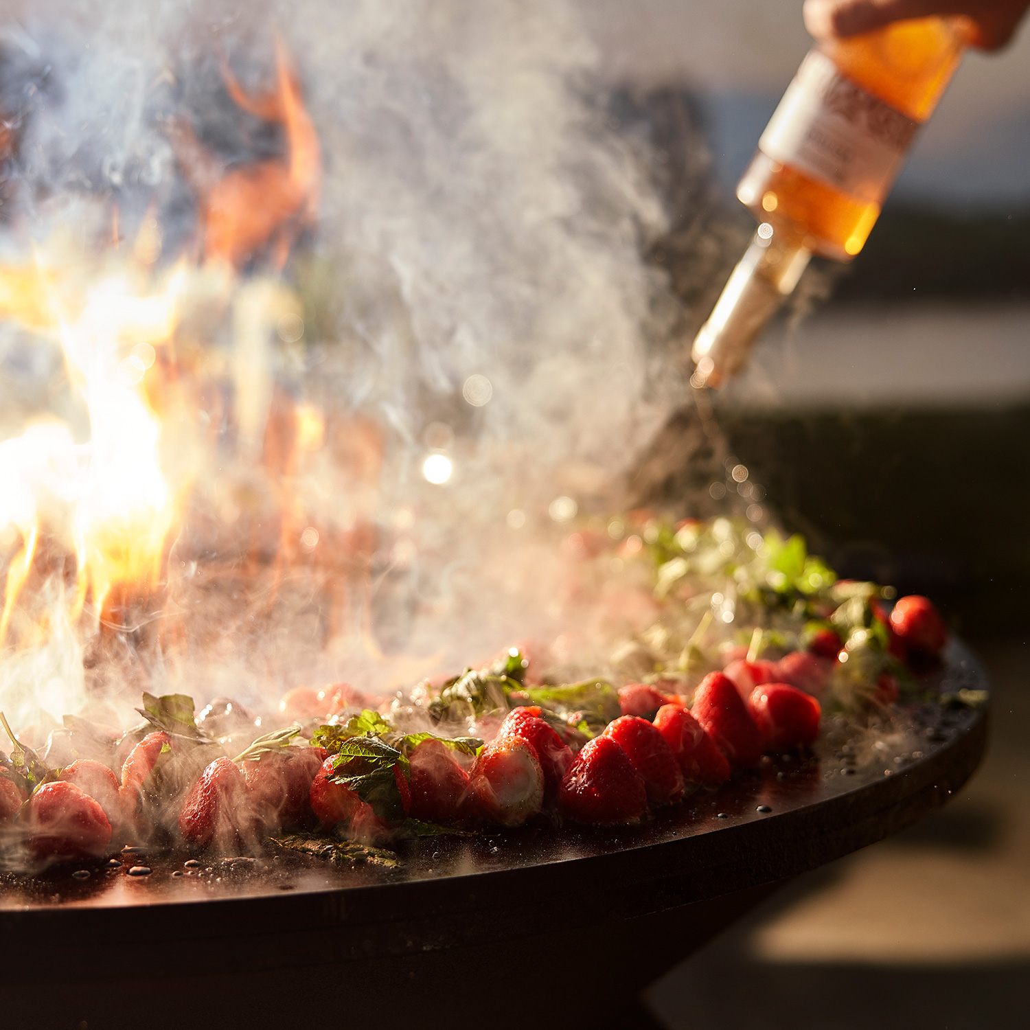 OFYR Island Black 100 Grill & Feuerstelle mit Arbeitsplatte Teakholz