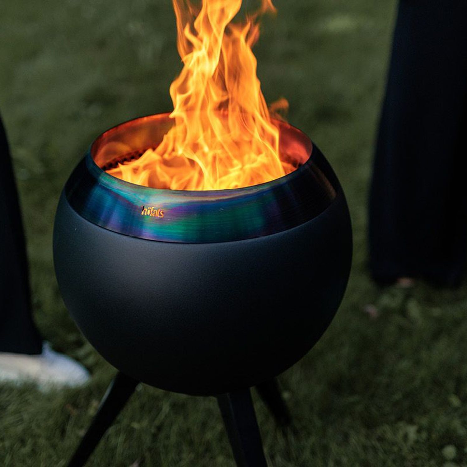 höfats MOON 45 all black Feuerkorb mit hohem Fuß