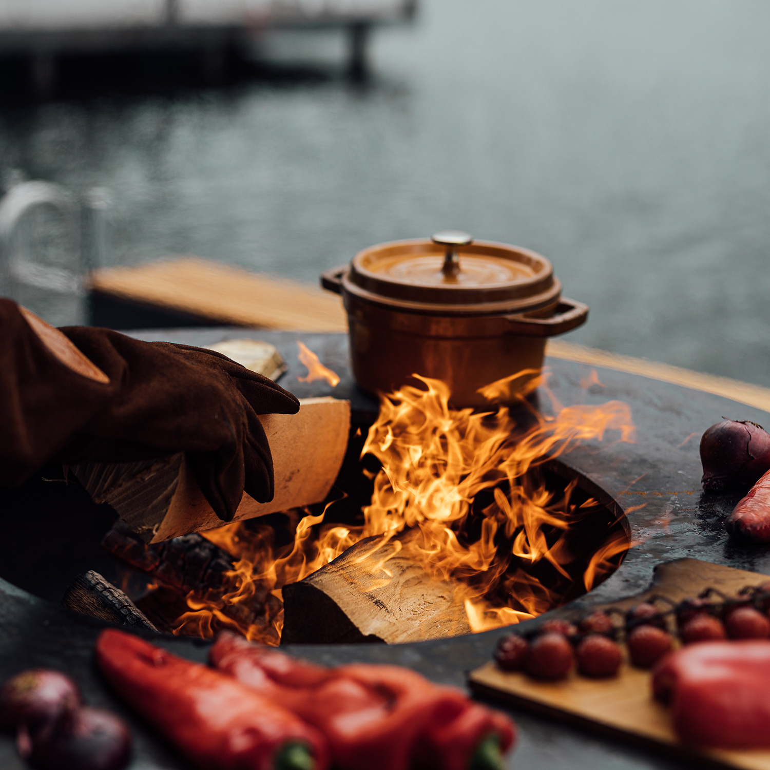 OFYR Island Corten 100 Grill & Feuerstelle mit Arbeitsplatte Teakholz
