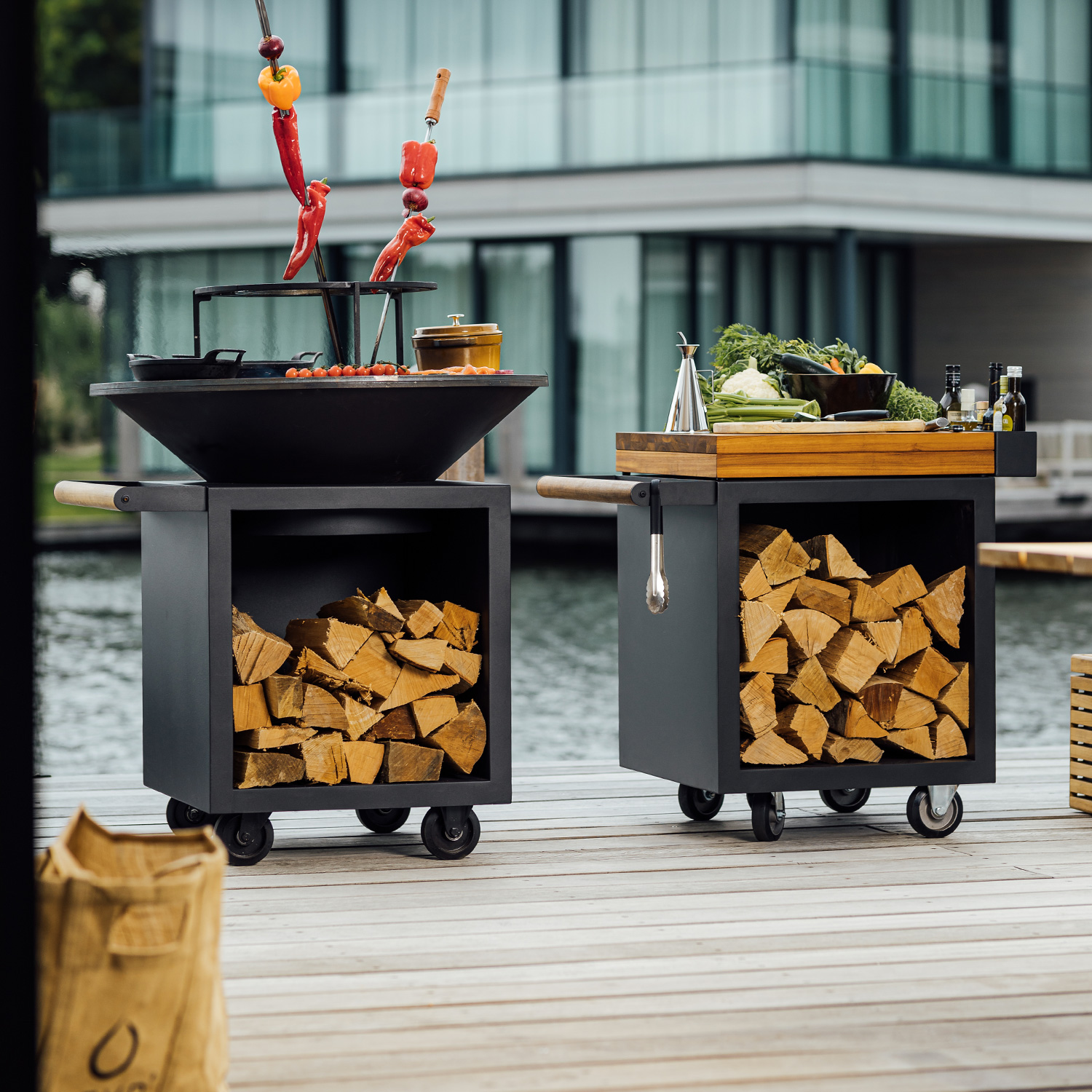 OFYR Sockel Black 65 PRO mit Arbeitsplatte Teakholz OFYR Sockel Black 65 PRO mit Arbeitsplatte Teakholz