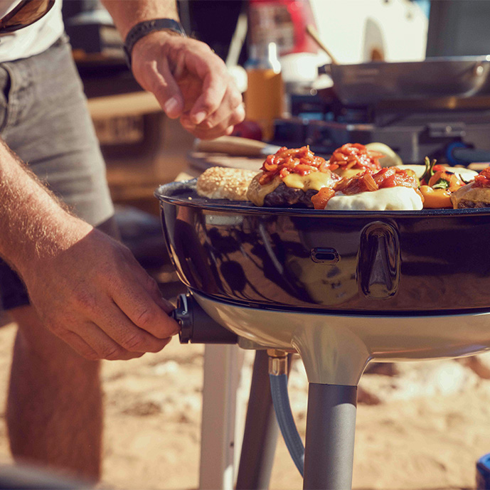 viereckige-cadac-pfannen-und-grillbleche-mit-gemüse-und-fleisch