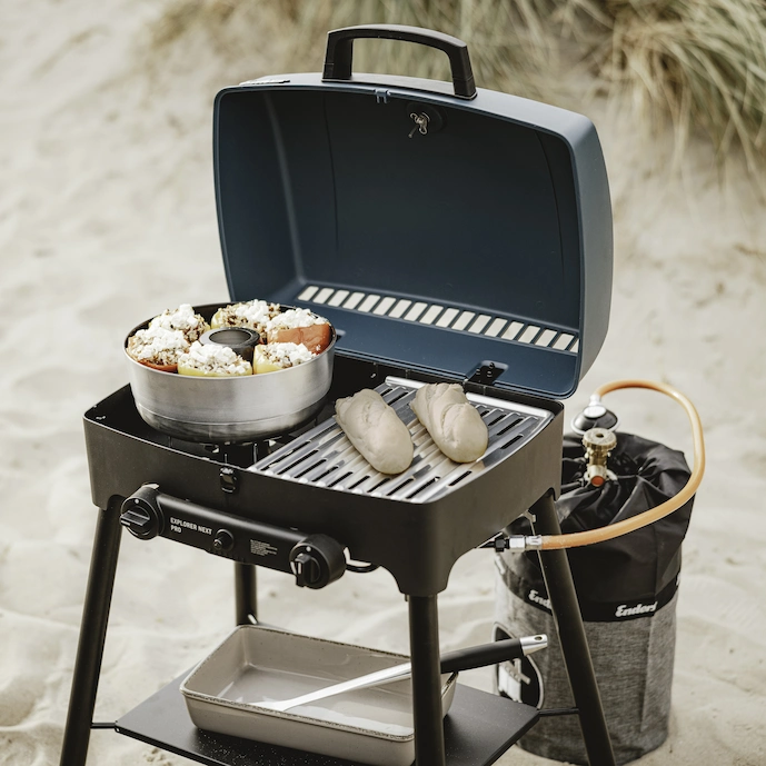 enders-campinggrill-explorer-ii-am-strand-mit-backform