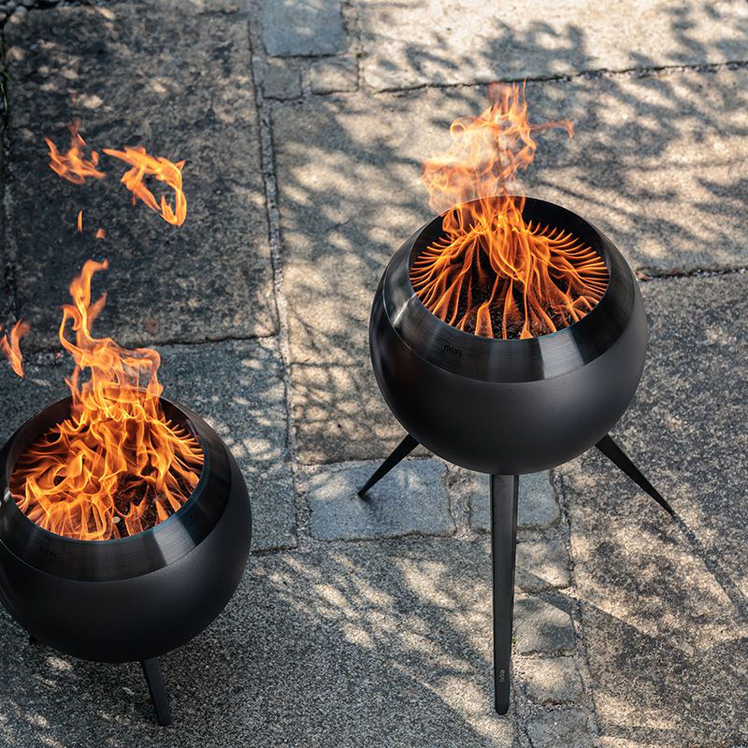 höfats MOON 45 all black Feuerkorb mit niedrigem Fuß