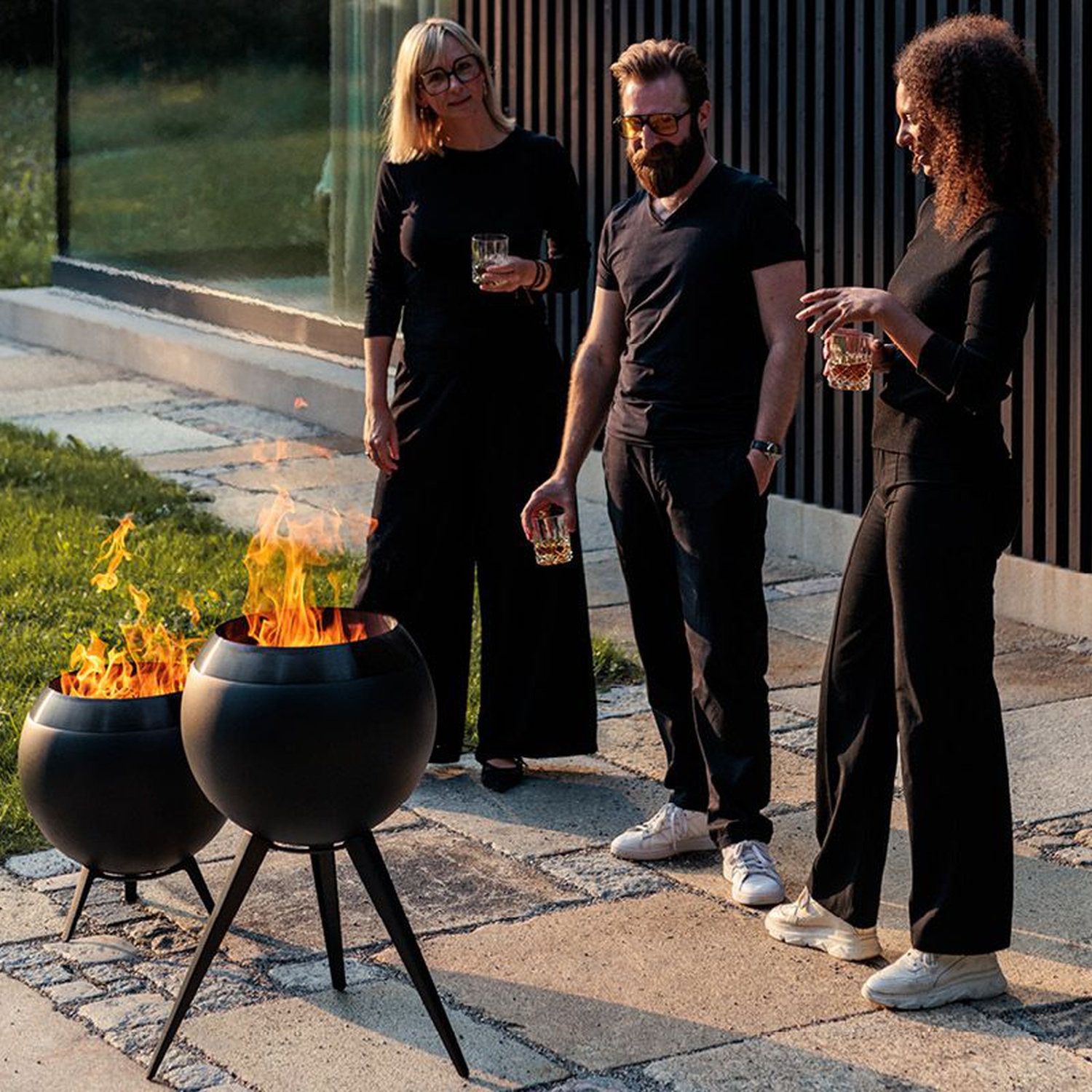 höfats MOON 45 all black Feuerkorb mit hohem Fuß