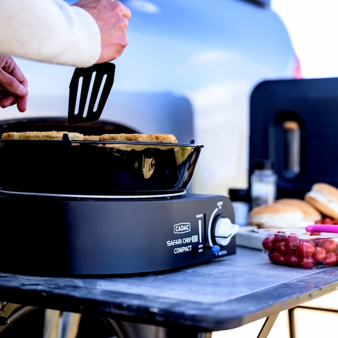 frau-kocht-an-einem-cadac-safari-chef-30-compact