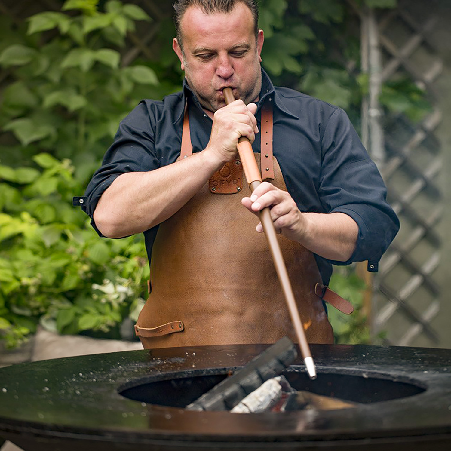 OFYR Island Black 100 Grill & Feuerstelle mit Arbeitsplatte Keramik