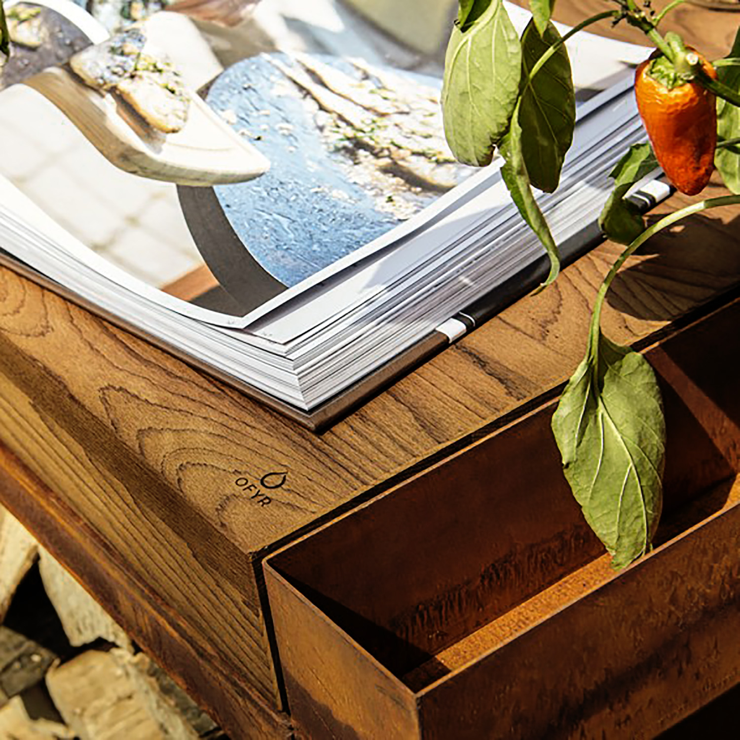OFYR Sockel Corten 135 PRO mit Arbeitsplatte Teakholz OFYR Sockel Corten 135 PRO mit Arbeitsplatte Teakholz