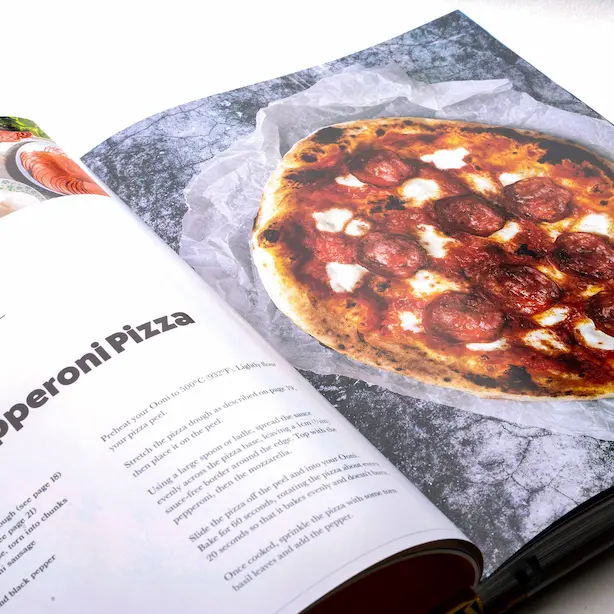 Pizza-Kochbuch Cooking with Fire von Ooni als Geschenk für Pizzafans