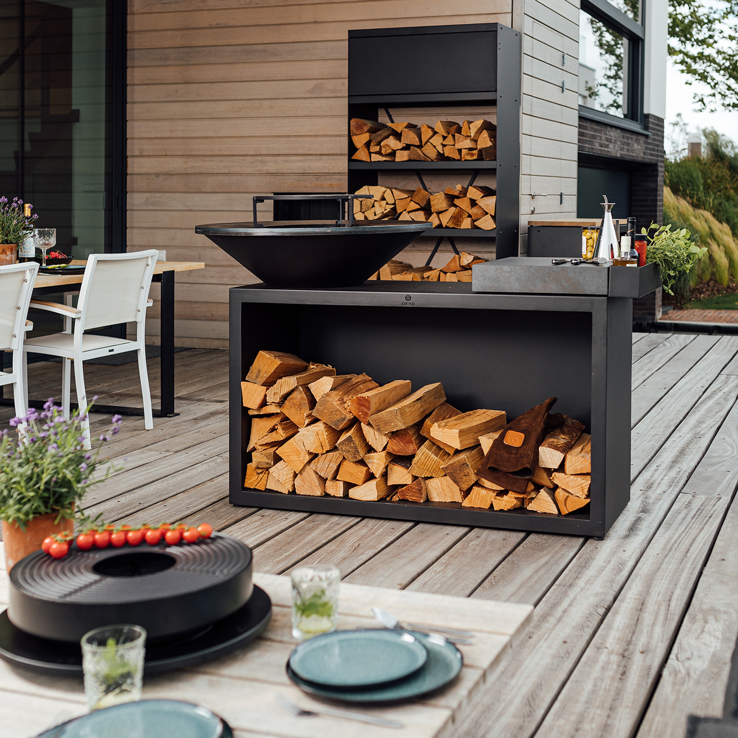OFYR Island Black 100 Grill & Feuerstelle mit Arbeitsplatte Keramik