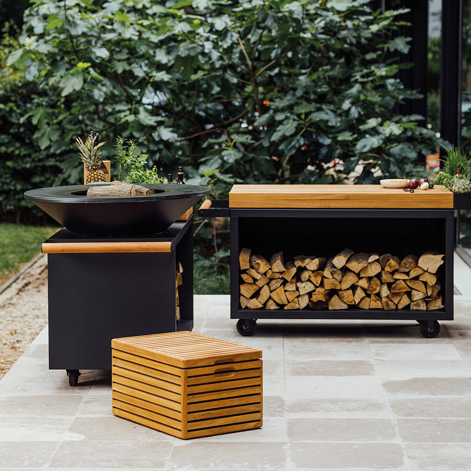 OFYR Sockel Black 135 PRO mit Arbeitsplatte Teakholz OFYR Sockel Black 135 PRO mit Arbeitsplatte Teakholz