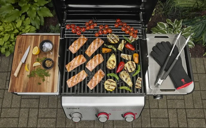weber-spirit-gasgrill-in-aktion-mit-verschiedenem-grillgut-wie-gemüse-und-fisch
