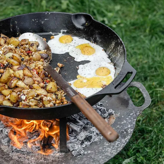 große-feuerpfanne-aus-gusseisen-mit-bratkartoffeln-und-spiegeleiern