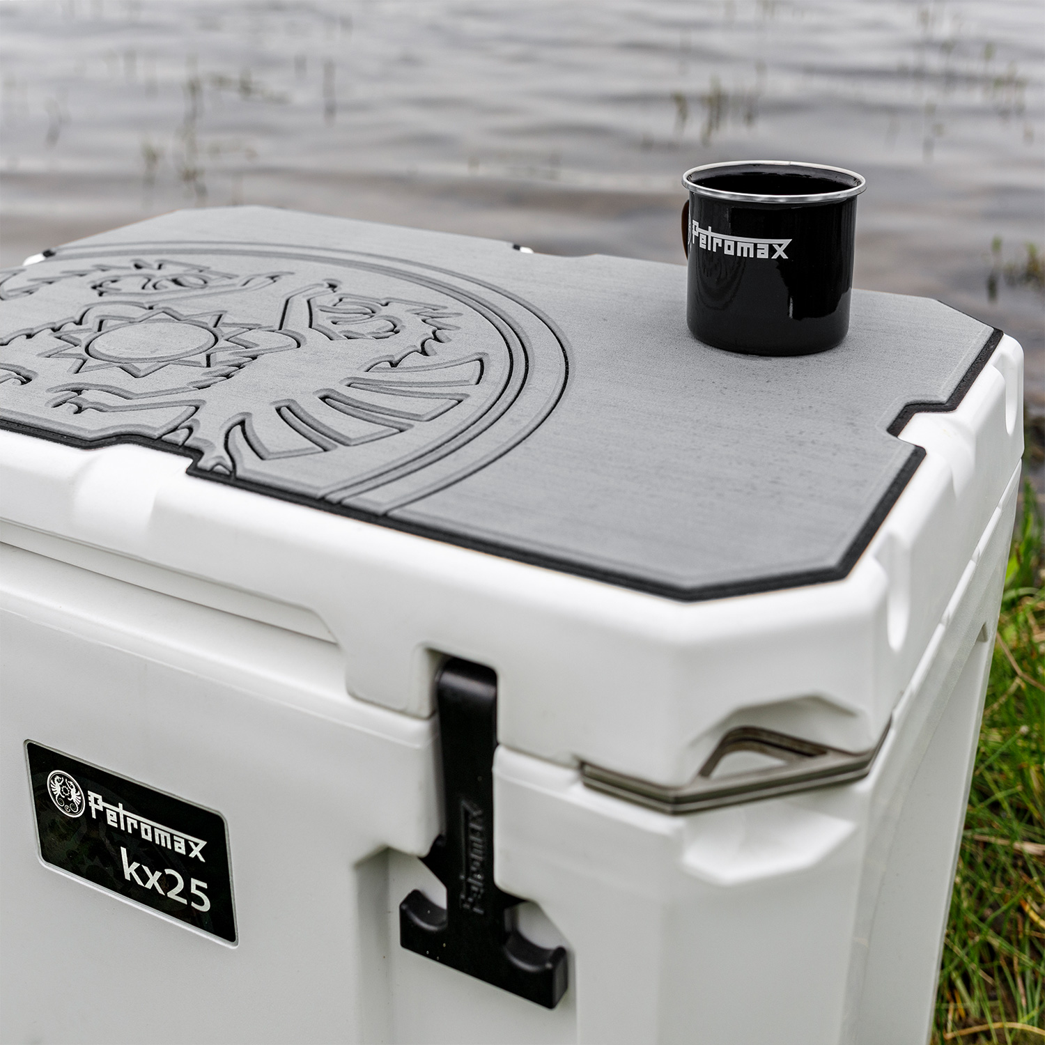 Petromax Haft-Auflage für Kühlbox kx25 Grau mit Drachenemblem