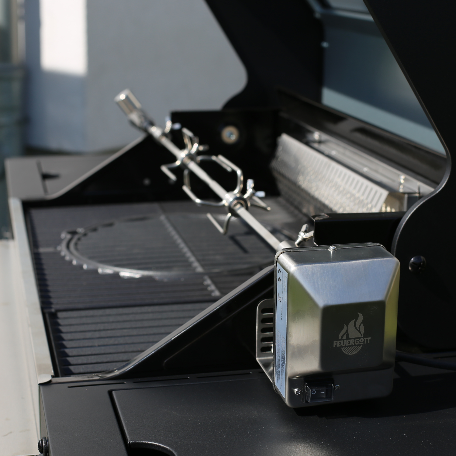 FEUERGOTT Gas-Grillstation Hektor 4B-S BBQ Set mit Abdeckhaube, Drehspieß, 3 Brenner, Infrarotbrenner, Heckbrenner, Seitenkocher und Grillzubehör