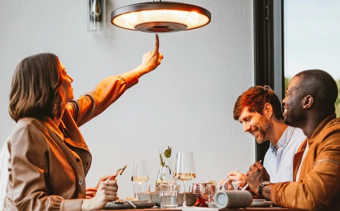 infrarot-heizstrahler-enders-loom-über-einem-esstisch