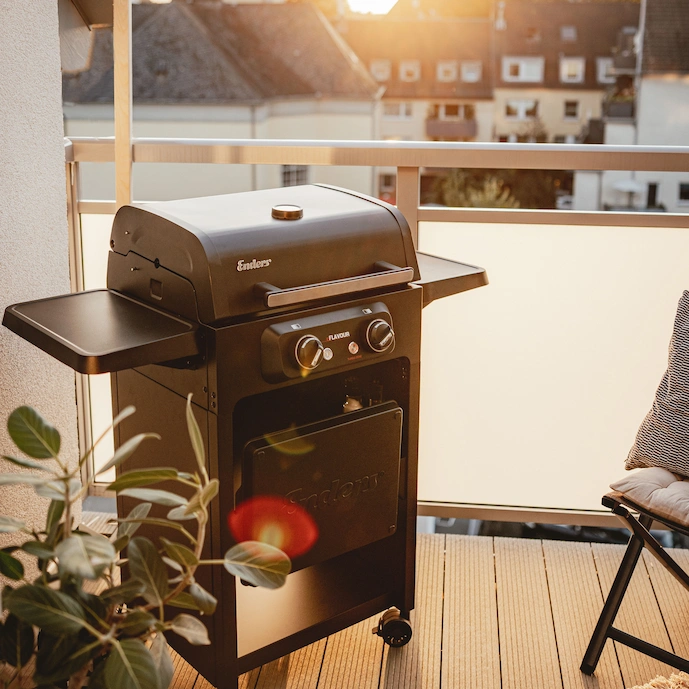 enders-elektrogrill-auf-einem-balkon-in-der-abendsonne