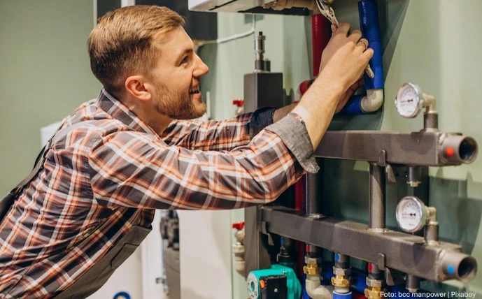heizungsprüfer-im-heizungsraum-bei-der-arbeit