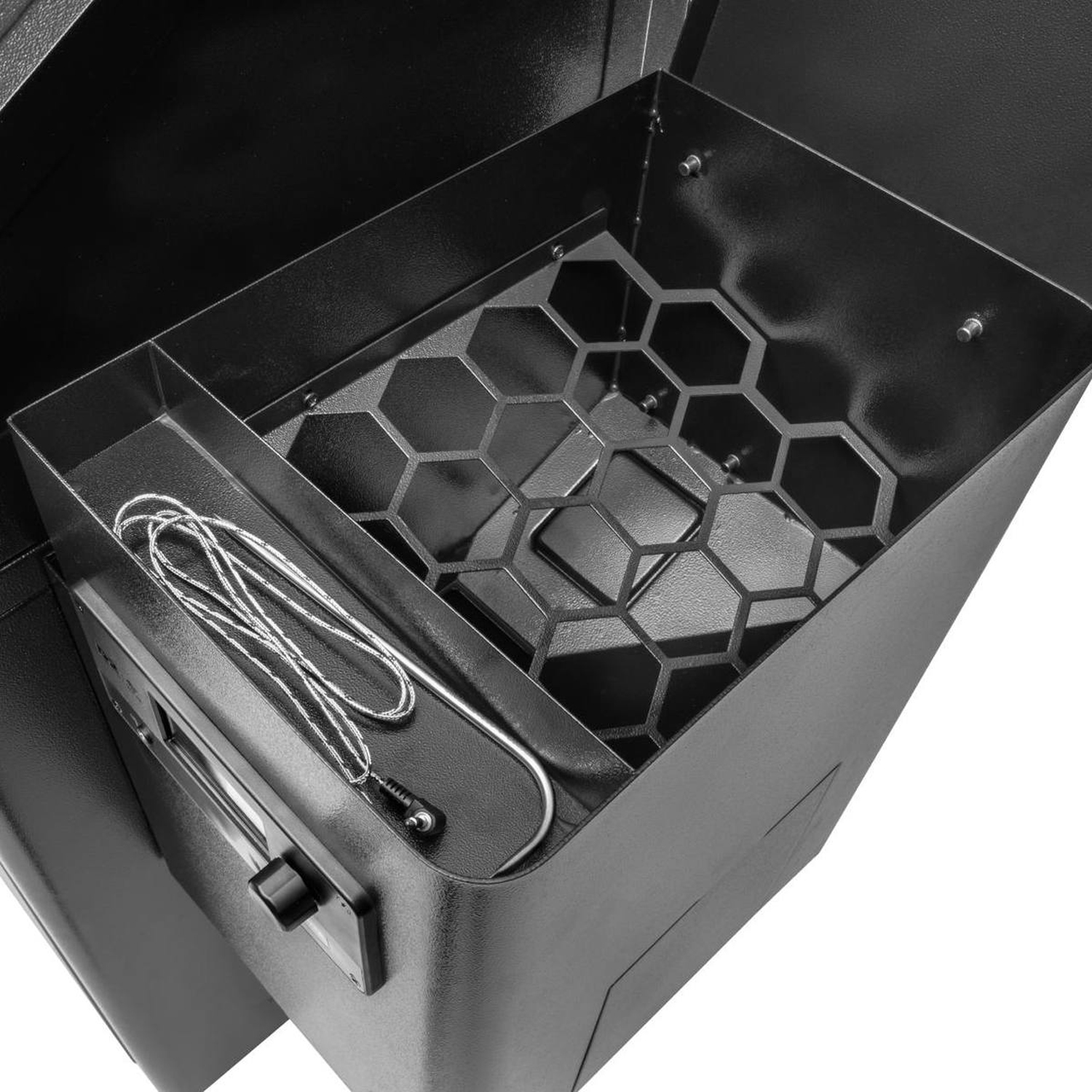 Traeger Silverton 620 Pelletgrill inkl. Abdeckhaube und Set Ablaufbleche