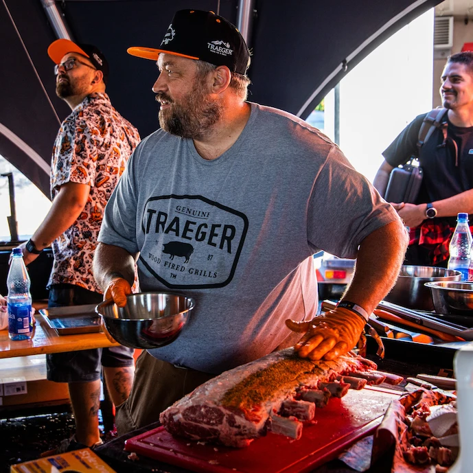 mann-beim-auftragen-des-rubs-auf-ein-stück-fleisch
