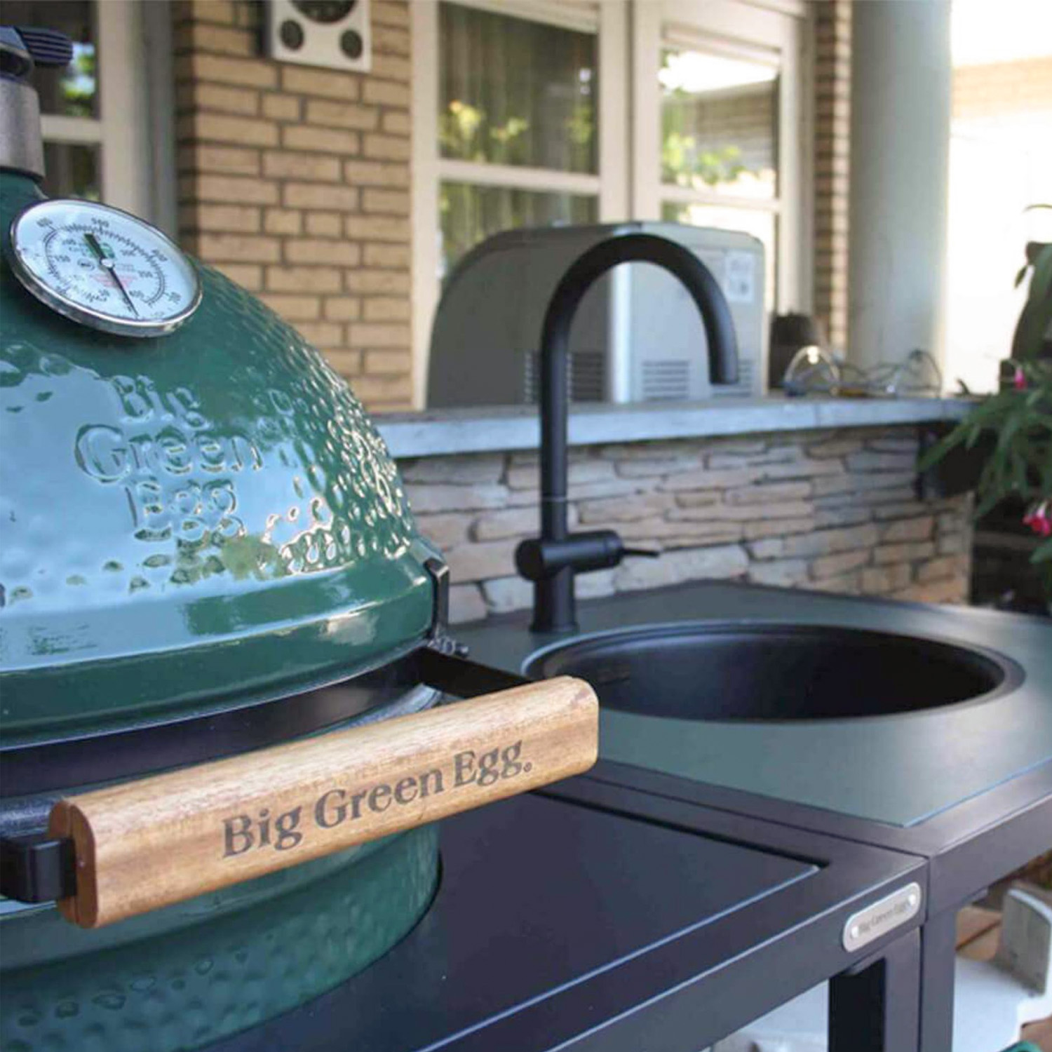 Big Green Egg Arbeitsplatte mit Ausschnitt für Spülbecken grün