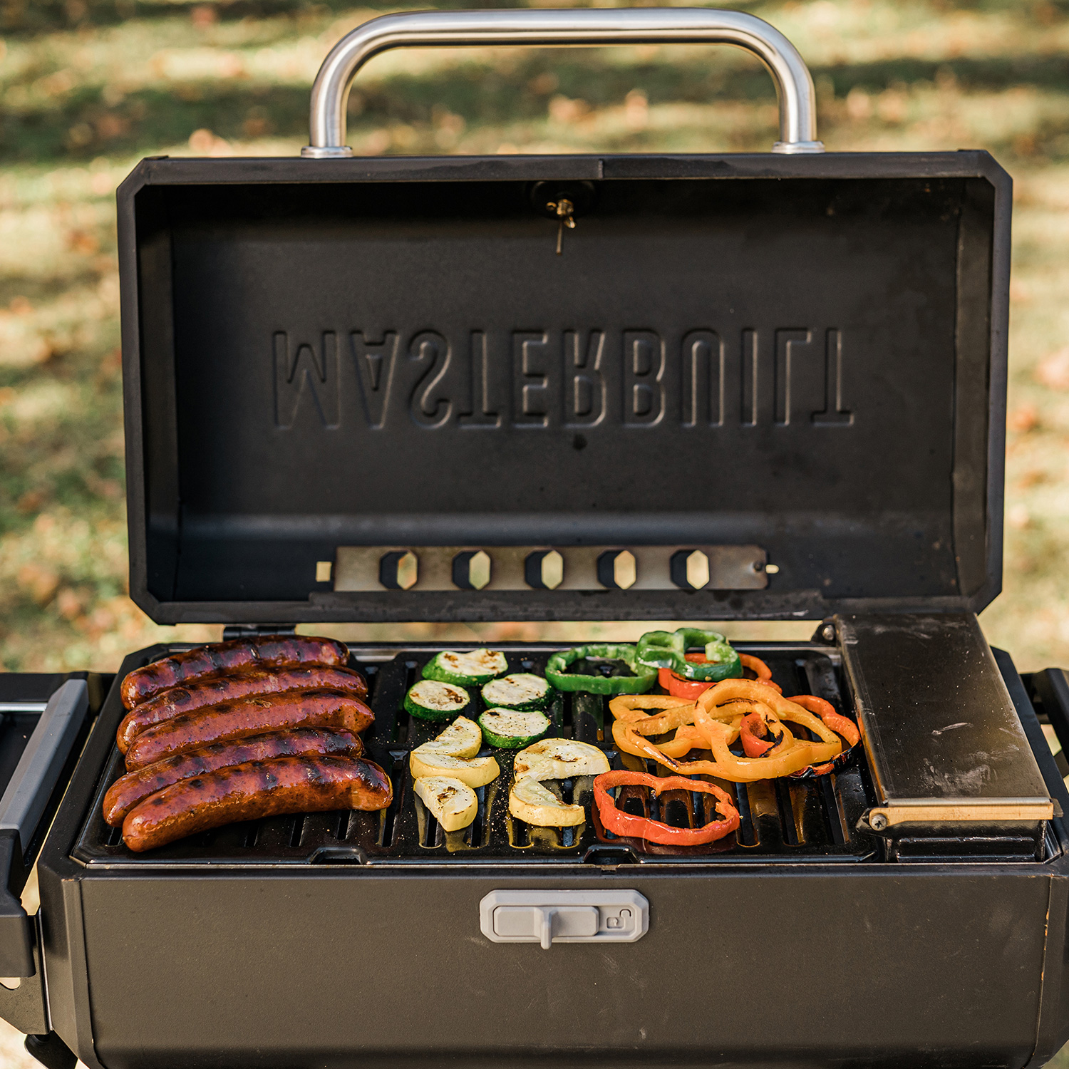 Masterbuilt Tragbarer Holzkohlegrill und Smoker mit Wagen Masterbuilt Tragbarer Holzkohlegrill und Smoker mit Wagen