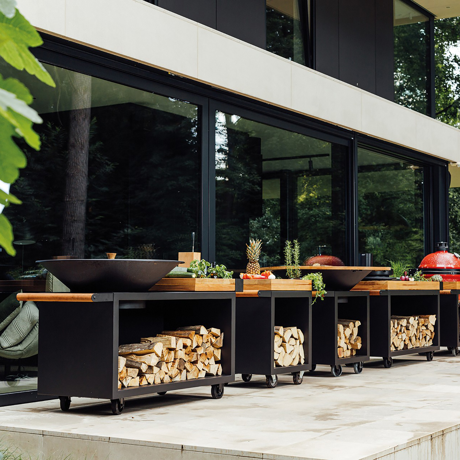 OFYR Sockel Black 65 PRO mit Arbeitsplatte Teakholz OFYR Sockel Black 65 PRO mit Arbeitsplatte Teakholz