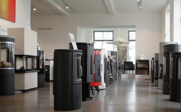 showroom-von-kamdi24-mit-öfen-und-kaminen