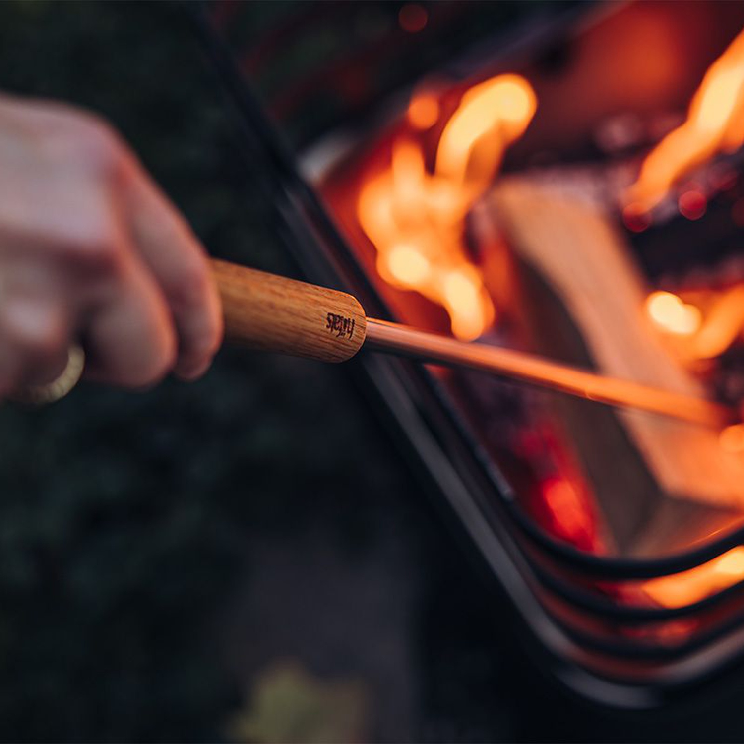 höfats Schürhaken mit Flammenbläser auf Edelstahlfuß