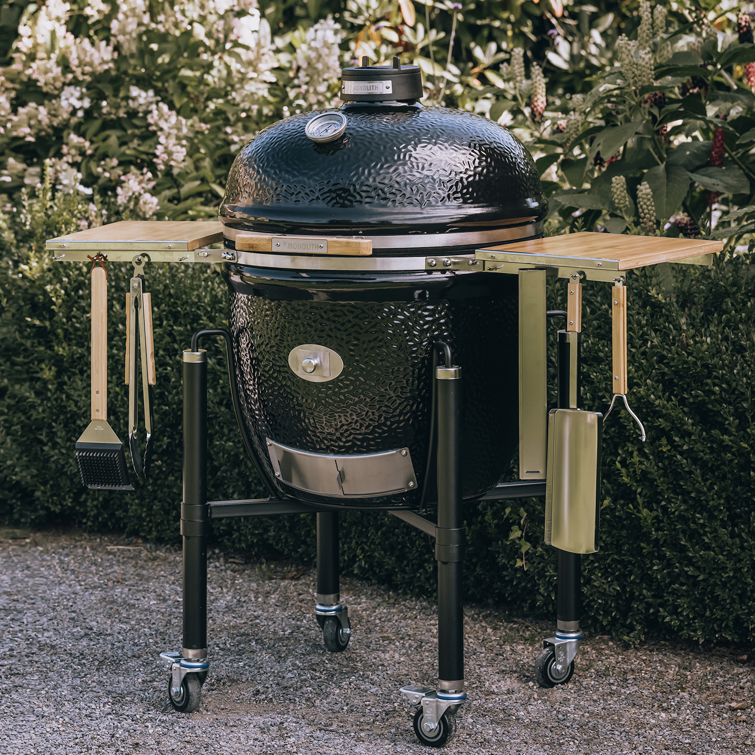 MONOLITH LeCHEF Keramikgrill PRO-Serie 2.0 Schwarz mit Gestell und Seitentischen MONOLITH LeCHEF Keramikgrill PRO-Serie 2.0 Schwarz mit Gestell und Seitentischen