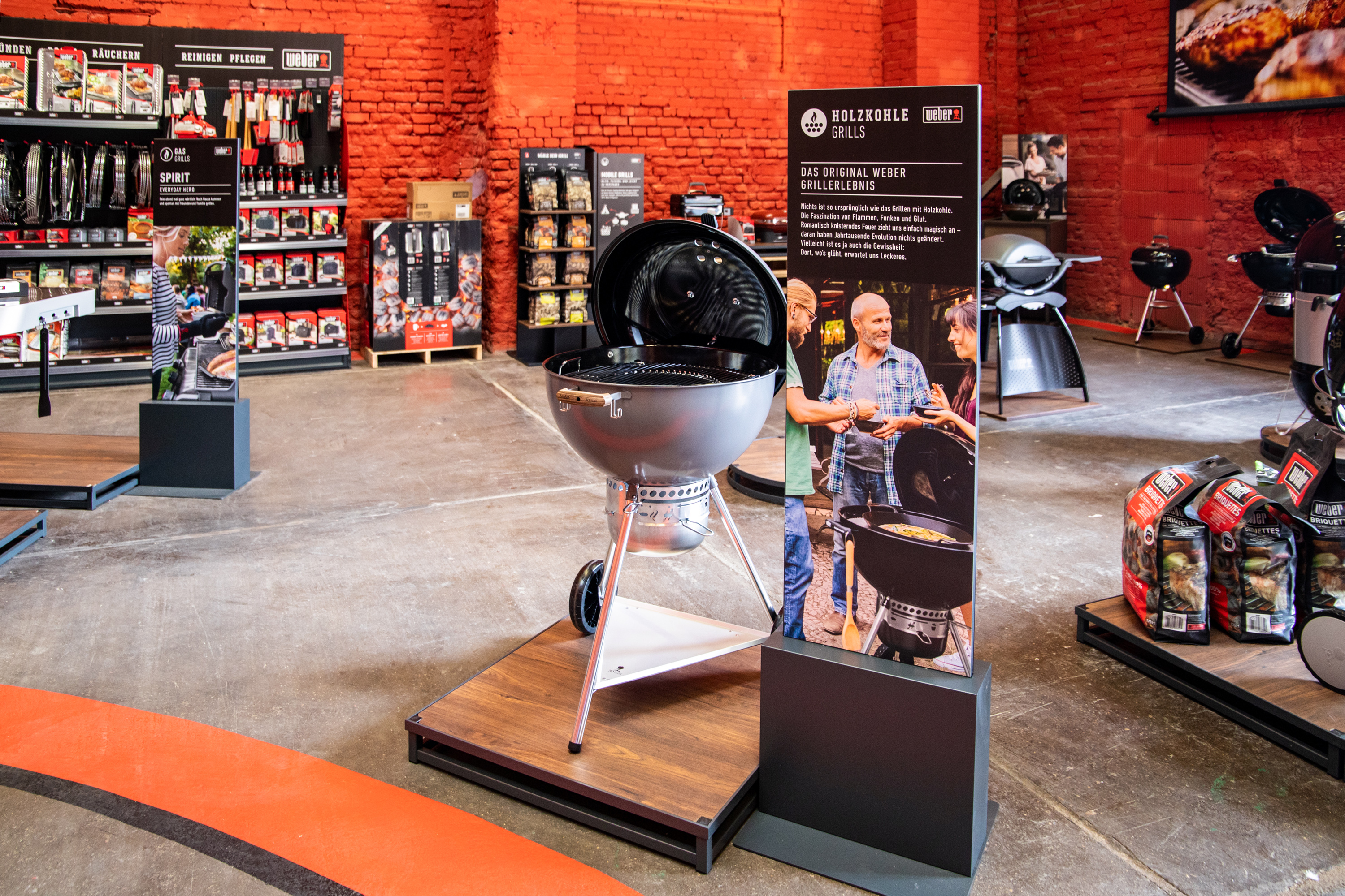 einblick-in-die-petromax-ausstellung-mit-kühlboxen,-dreibein,-dutch-oven-und-weiterem-zubehör