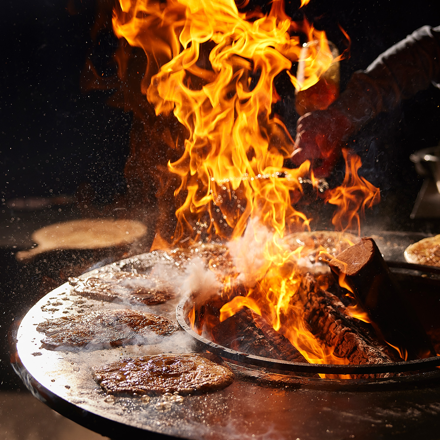 OFYR Island Corten 100 Grill & Feuerstelle mit Arbeitsplatte Keramik