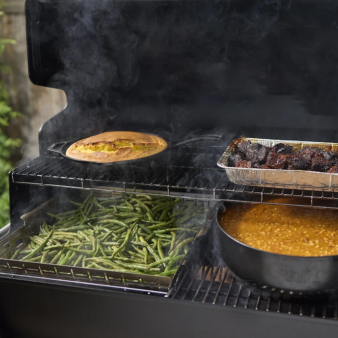 weber-smoker-grill-mit-speisen-auf-verschiedenen-ebenen