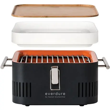 Outdoorchef Montreux 570 G Gas-Kugelgrill vor einer Backsteinwand
