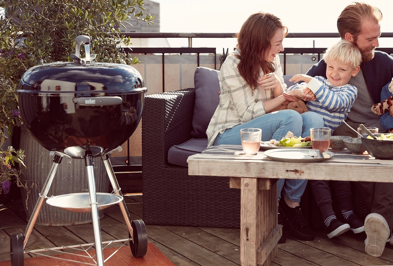 weber-bar-b-kettle-auf-einem-balkon-mit-einer-familie