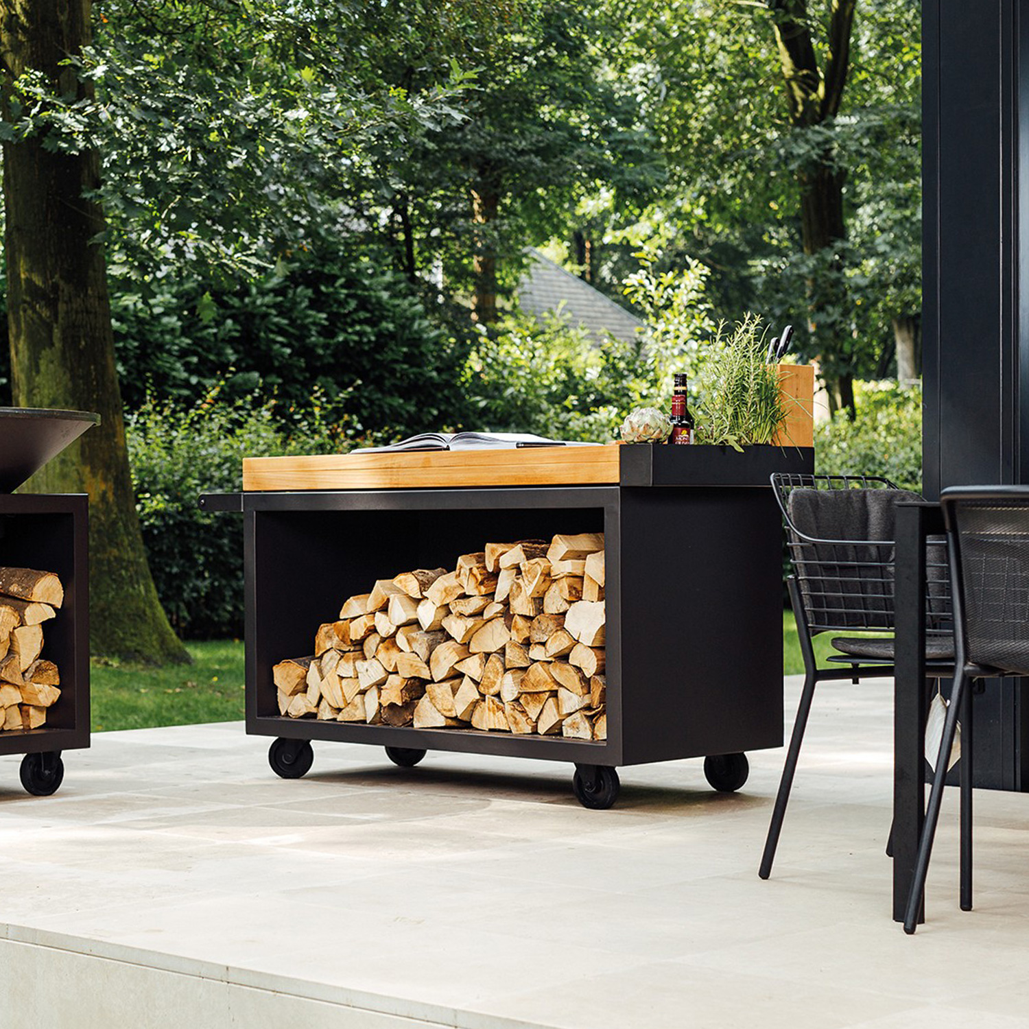 OFYR Sockel Black 135 PRO mit Arbeitsplatte Teakholz OFYR Sockel Black 135 PRO mit Arbeitsplatte Teakholz