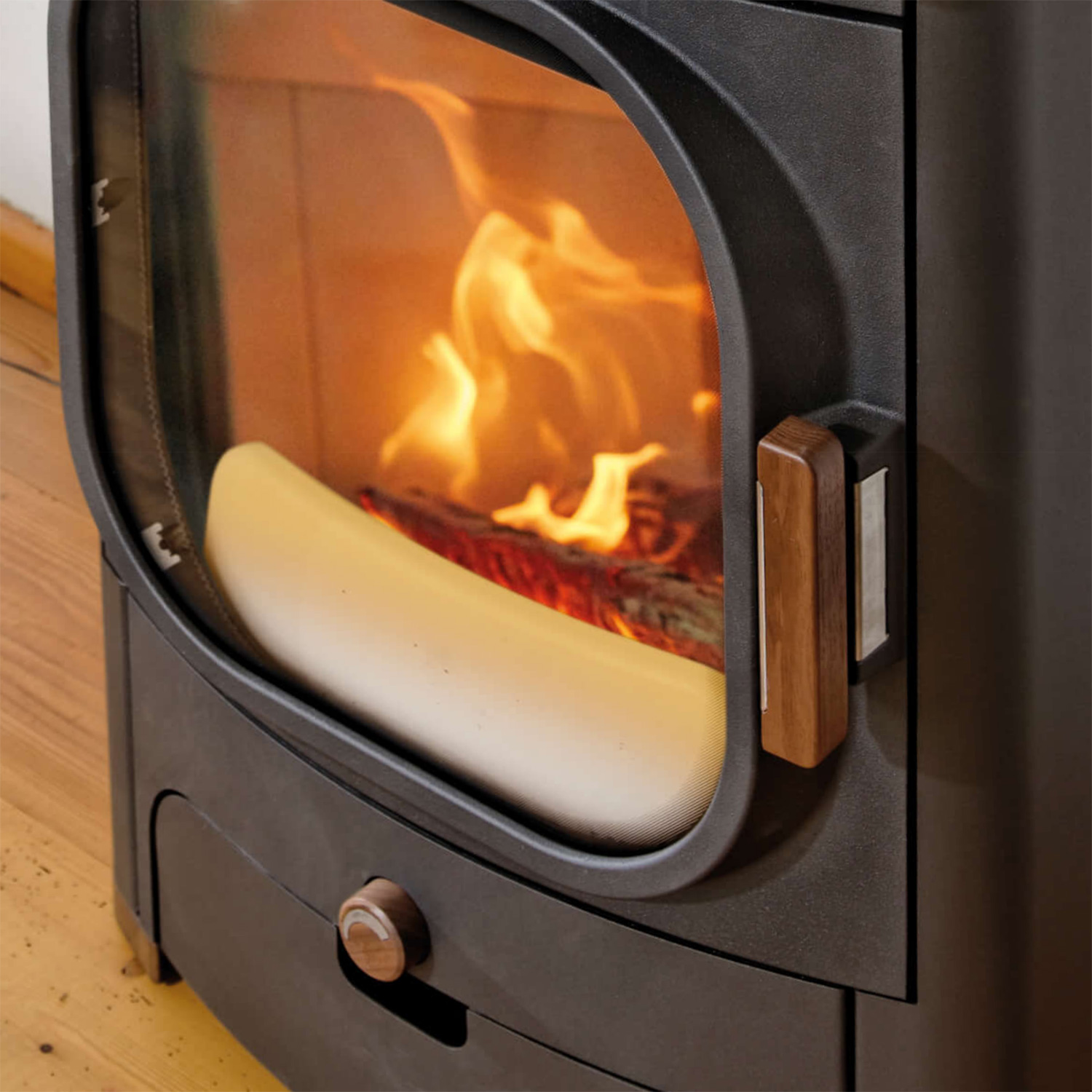 Austroflamm Heidi Back Kaminofen Stahl Schwarz RR hinten 2022 RESTPOSTEN + 1 m³ Kaminholz gratis