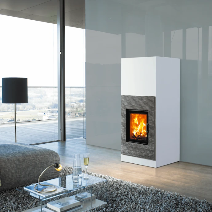 kamin-in-einem-hellen-modernen-zimmer