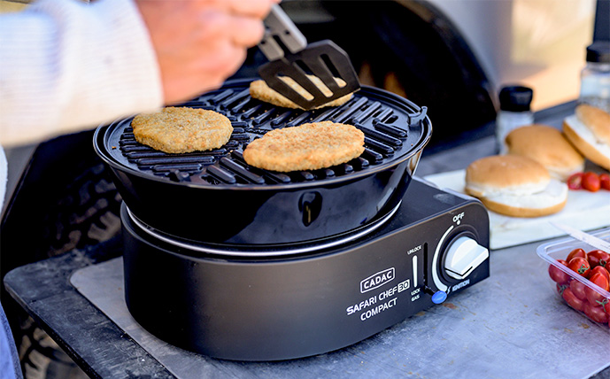 kleiner-cadac-gasgrill-safari-chef-30-mit-steaks-auf-der-grillplatte