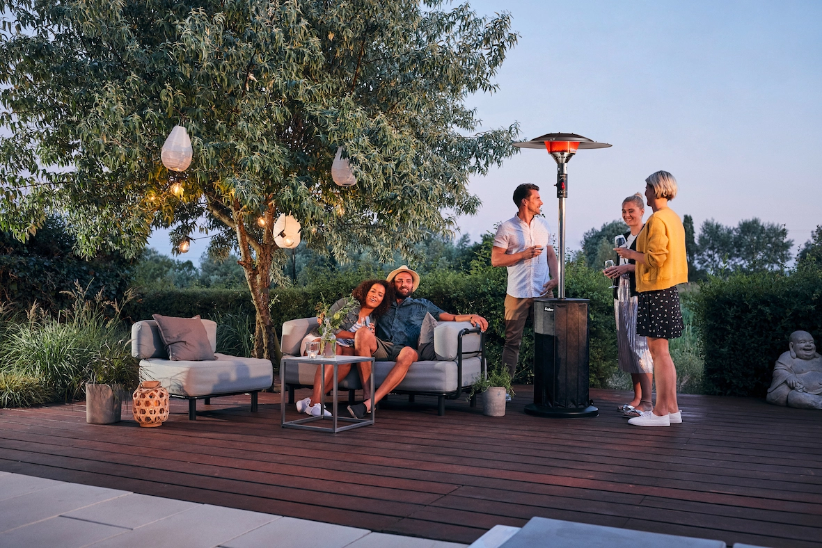 gas-heizstrahler-von-enders-in-einem-garten-mit-mehreren-menschen