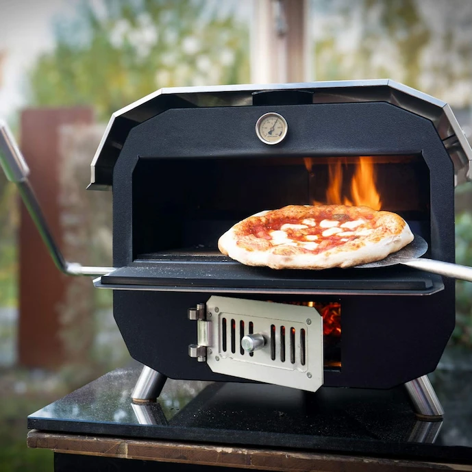 der-merklinger-bobby-holzbackofen---pizza-wird-gerade-herausgenommen