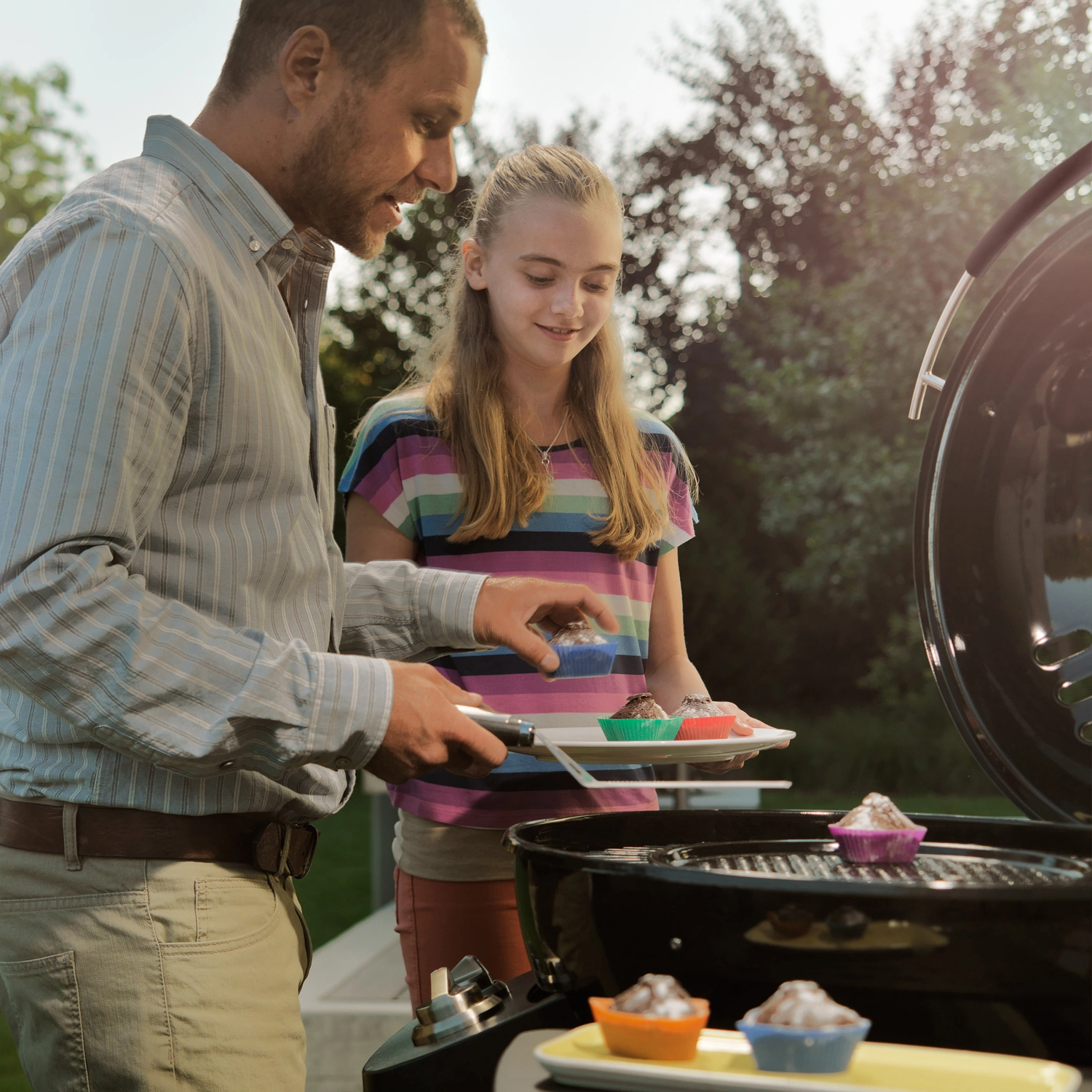 vater-und-tochter-am-outdoorchef-gasgrill